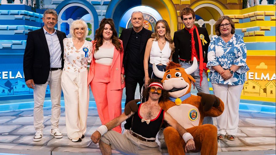 Foto de familia del Grand Prix, con los padrinos Anabel Alonso y Alejandro Palomo