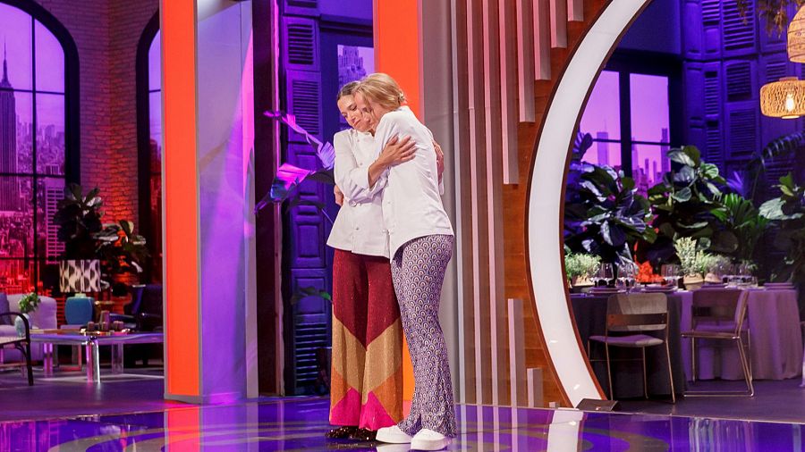 Bea y Gabriela, se abrazan antes de conocer el veredicto