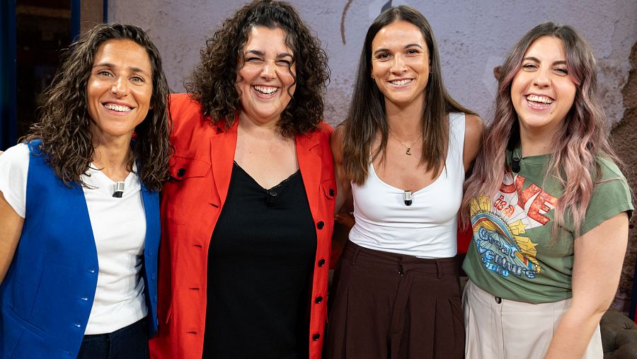 Cuatro mujeres con micrófonos sonríen en una imagen que parece ser un programa de televisión sobre fútbol, posiblemente relacionado con la selección española.