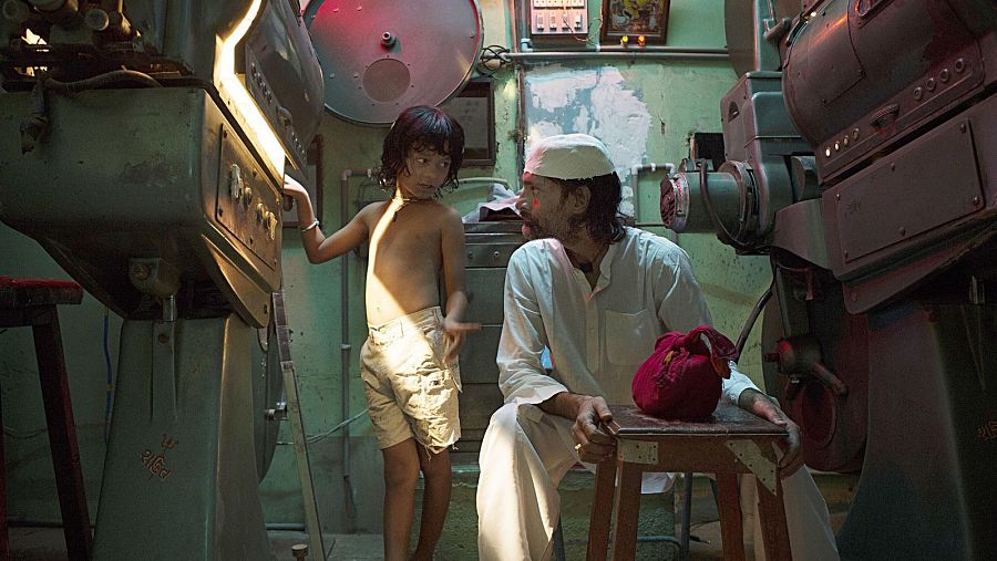 Un nen de 9 anys es fa amic del projeccionista del cinema
