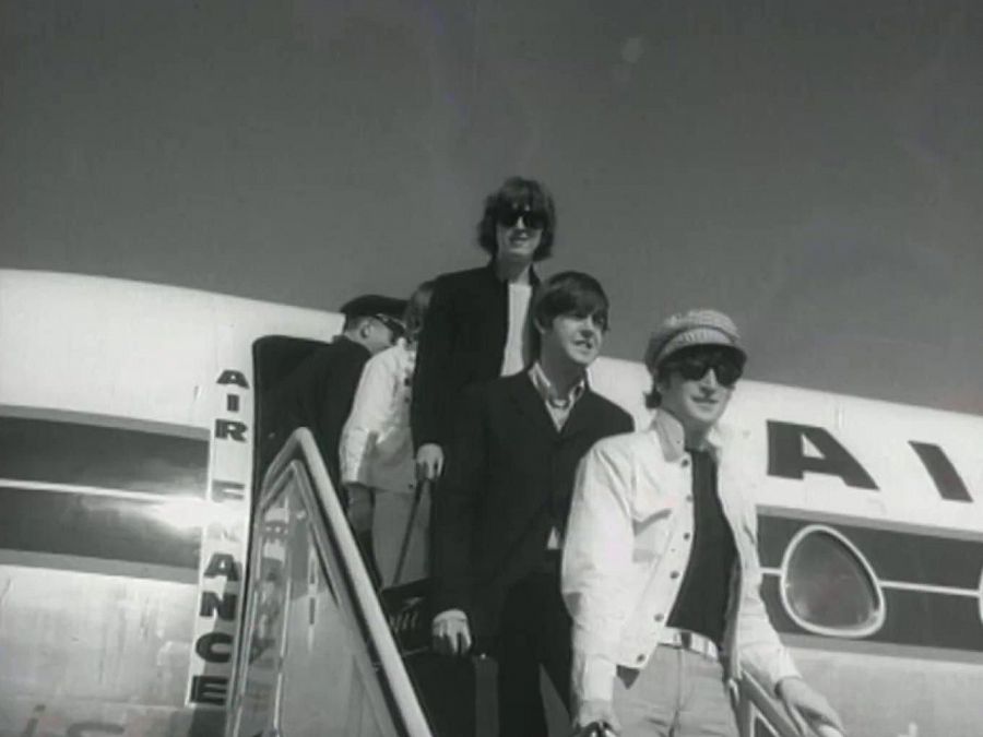 Llegada de The Beatles al Aeropuerto de Madrid-Barajas el 1 de julio de 1965.  Imagen en blanco y negro mostrando a los cuatro miembros bajando de un avión Air France.