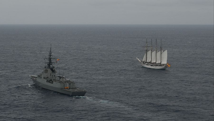 La fragata Blas de Lezo junto al buque escuela Juan Sebastián Elcano en el mar Cantábrico
