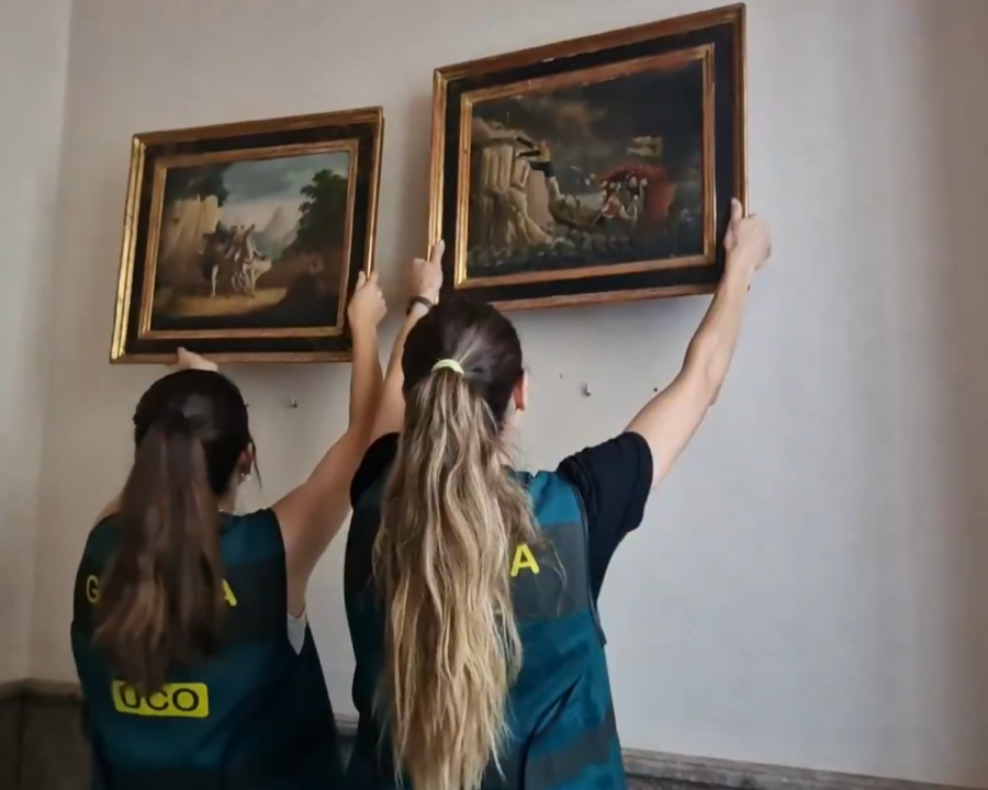 Agentes de la Guardia Civil recuperan dos cuadros con marcos dorados, uno con una escena ecuestre y otro con una escena histórica o mitológica, exportados ilegalmente desde España a Italia.