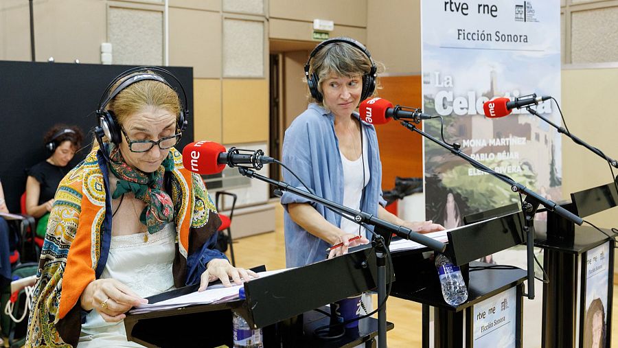 Marta Larralde y Mona Martínez en otro momento del ensayo