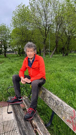 El alpinista Carlos Soria frente a su casa próxima Sierra de Guadarrama