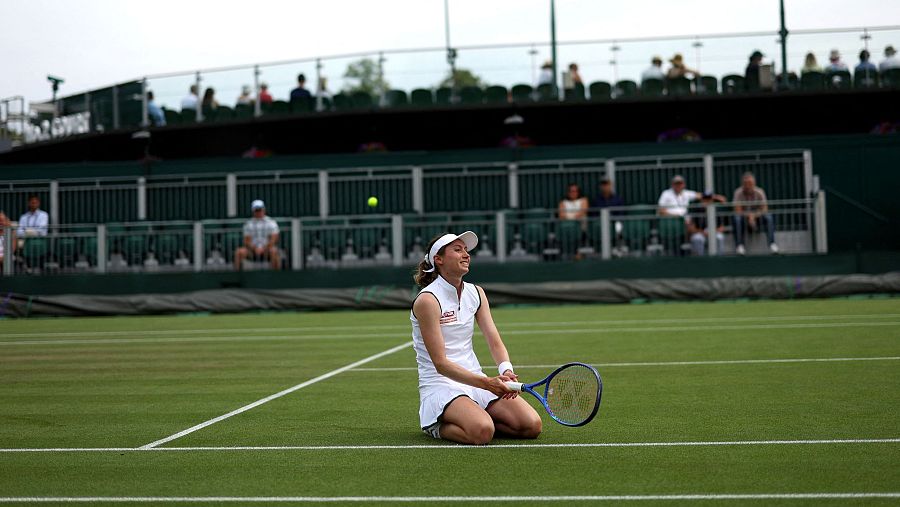 Cristina Bucsa se lamenta durante el partido ante Solana Sierra en Wimbledon