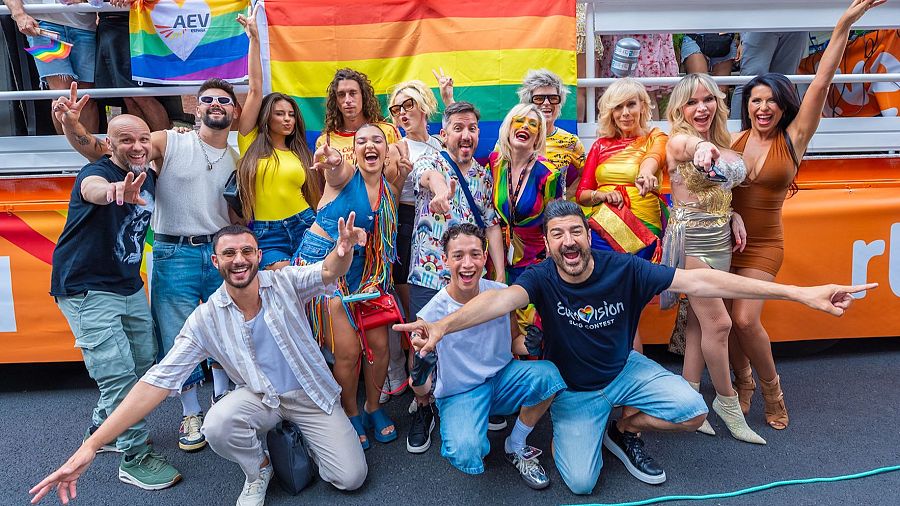 Foto de grupo, frente a la carroza de RTVE, con los artistas del Benidorm Fest  y Eurovisión