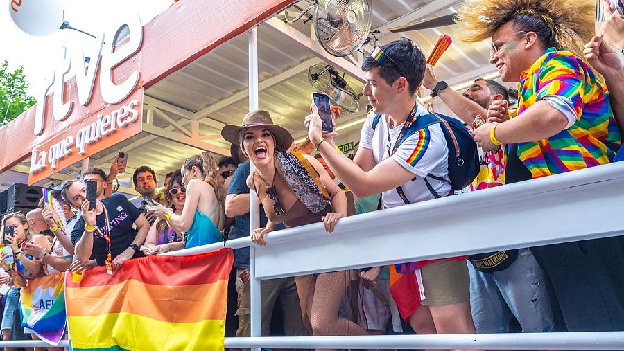 Melody, saluda desde la carroza de RTVE