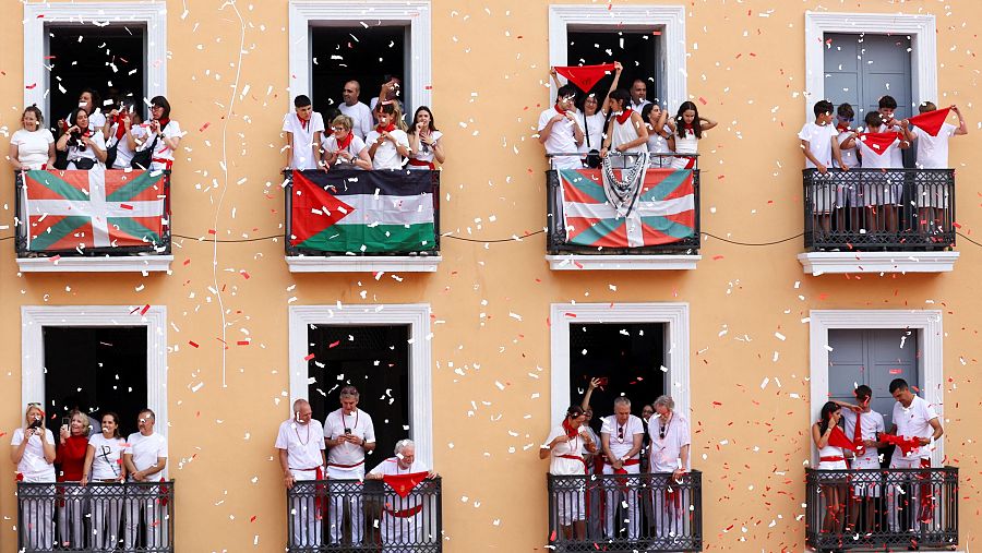 Desde los balcones, personas participan en la inauguración del festival de San Fermín