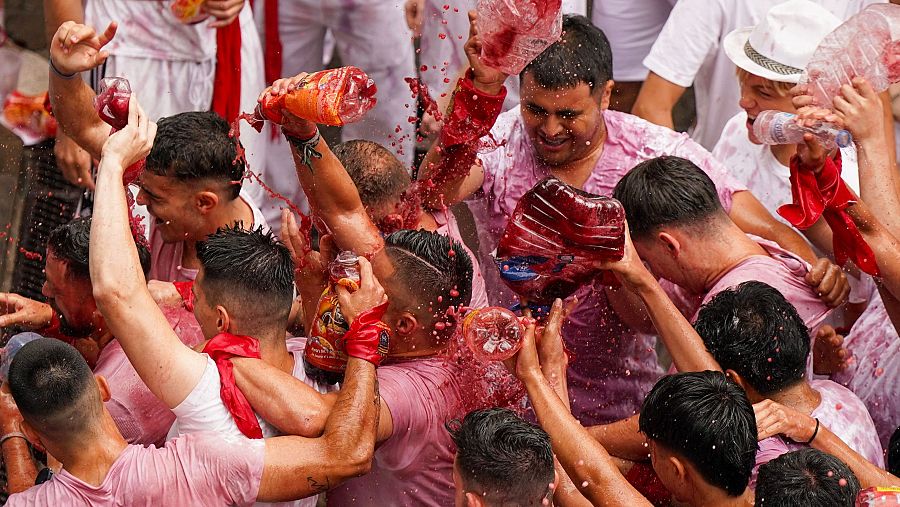 Los asistentes se empapan de vino para celebrar durante el Chupinazo