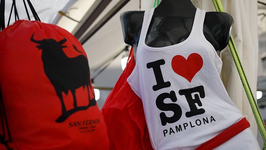 Tiendas de recuerdos venden en Pamplona souvenirs relacionados con los San Fermines