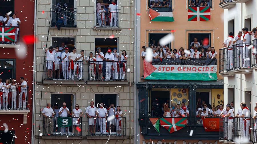 Pancartas de apoyo a Palestina durante el Chupinazo de los Sanfermines desde el balcón del ayuntamiento de Pamplona