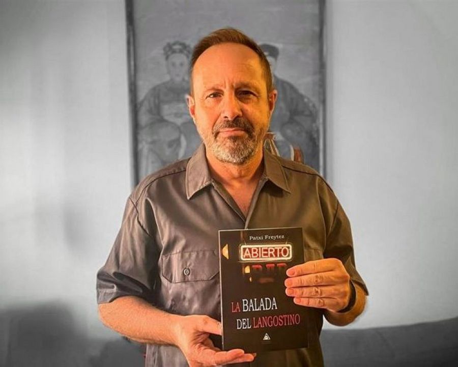 Autor con su libro 