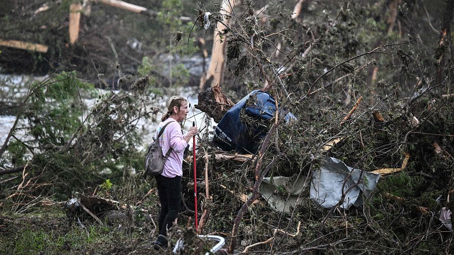 Un voluntario busca a personas desaparecidas tras las graves inundaciones en Hunt, Texas