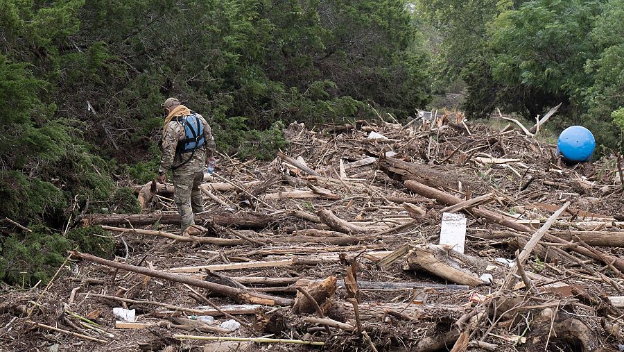 Agentes de la Patrulla Fronteriza de EE.UU. buscan entre los escombros dejados por las inundaciones a lo largo del río Guadalupe el 6 de julio de 2025 en Kerrville, Texas.
