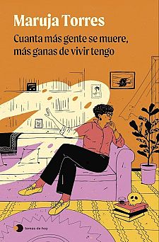 Portada de libro con la autora sentada en un sofá, gafas, camisa rosa y pantalones negros.  Ambiente relajado e introspectivo, con libros, calavera y vaso.