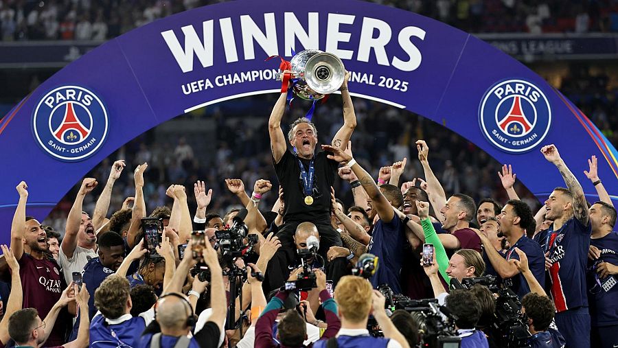 Luis Enrique levanta la Champions con el PSG.