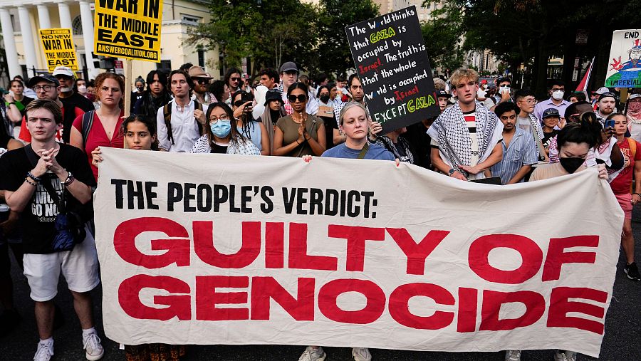 Manifestantes protestan por la visita del primer ministro israelí, Benjamin Netanyahu, a Washington, el lunes 7 de julio de 2025, cerca de la Casa Blanca. (Foto AP/Julia Demaree Nikhinson)