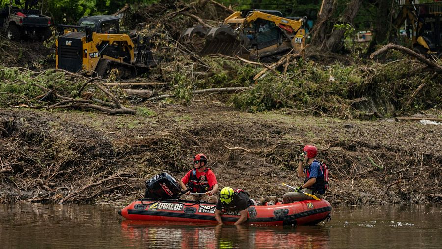 Trabajadores de búsqueda y rescate utilizan un dispositivo de sonar mientras navegan en bote por el río Guadalupe en busca de sobrevivientes o restos de víctimas