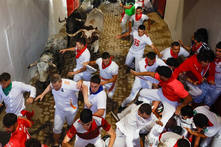 San Fermín 2025: en el callejón de accceso a la plaza se ha formado un montón de mozos en el segundo encierro