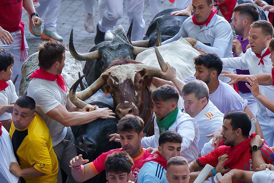San Fermín 2025: amontonamiento de corredores con la manada de toros detrás