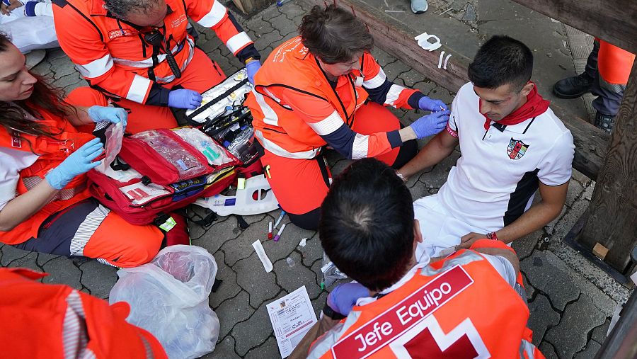 Sanitarios socorren a un herido del segundo encierro de San Fermín