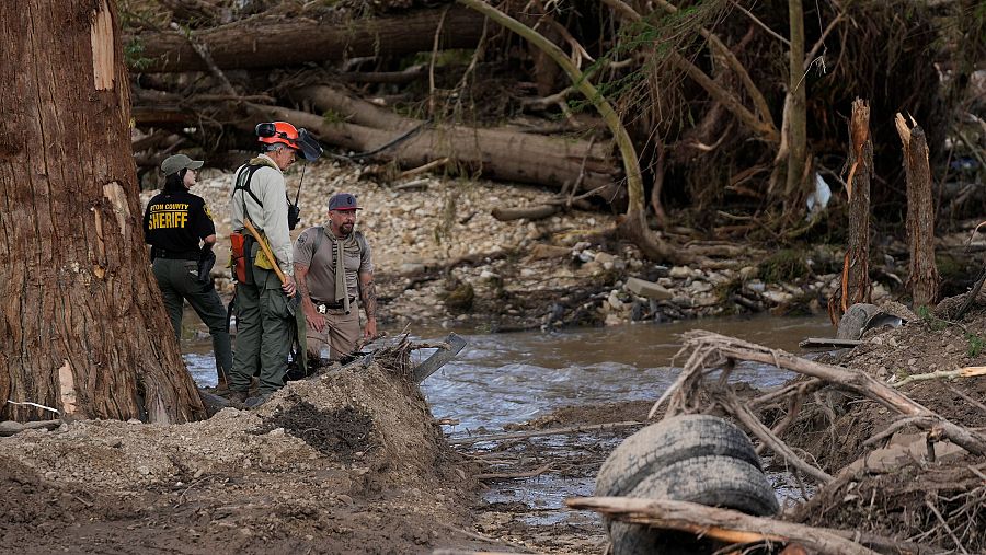 Agentes del sheriff del condado de Upton y un trabajador del Servicio Forestal de Texas A&M realizan tareas de búsqueda y rescate en las orillas del río Guadalupe en Ingram, Texas,