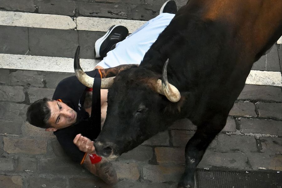 San Fermín 2025: un mozo ha sido arrastrado por la camiseta por uno de los astados de Álvaro Núñez