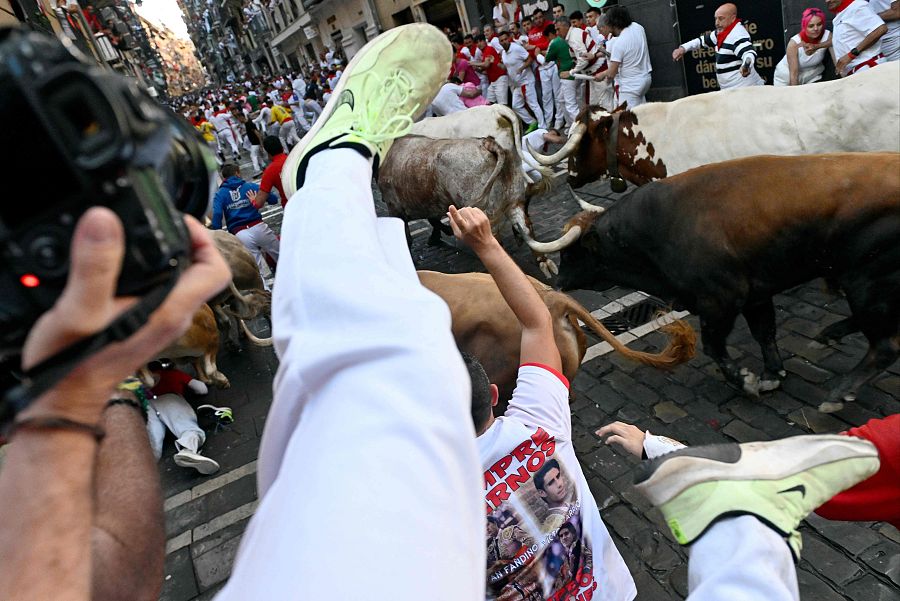 San Fermín 2025: el empuje de los animales ha lanzado por el aire a algunos mozos a su paso en el tercer encierro