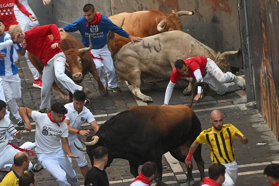 San Fermín 2025: varios mozos resbalan en la curva de la calle Estafeta perseguidos por los toros de la ganadería Álvaro Núñez