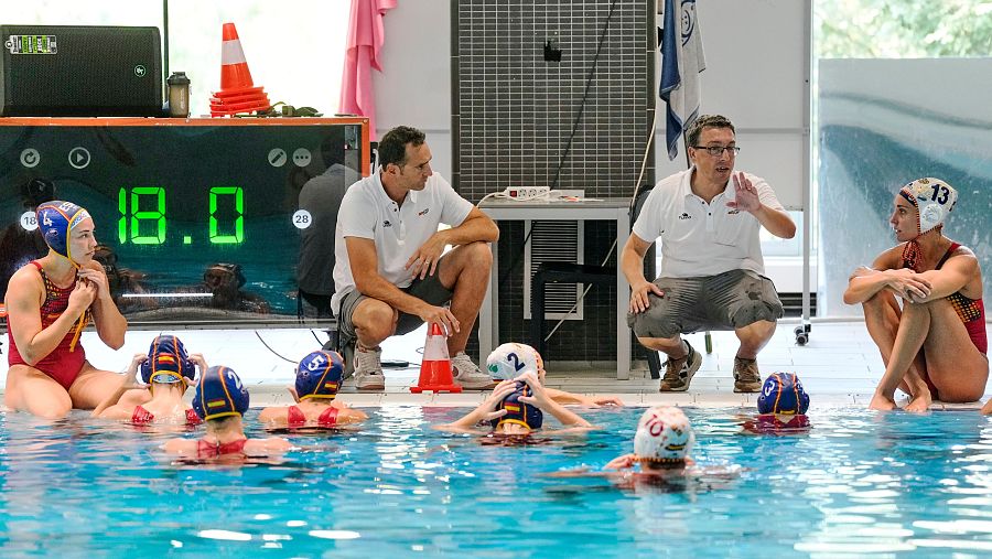 El seleccionador nacional de waterpolo femenino, Jordi Valls (2d), durante un entrenamiento.