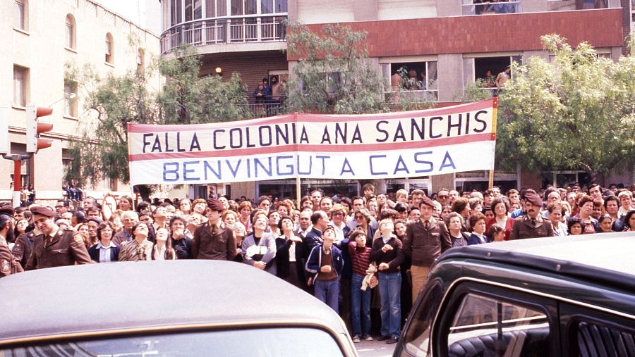 Multitud en Alzira con pancarta 