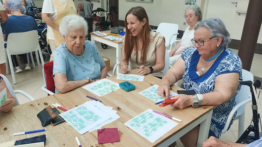 Josefa Ros Velasco en una residencia para mayores acompañada por dos mujeres.