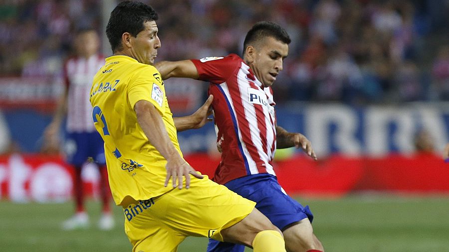 Disputa por el balón en un partido de Liga.  Correa, con camiseta rojiblanca y patrocinador Plus500, se enfrenta a un jugador contrario con camiseta amarilla y nombre Díaz.