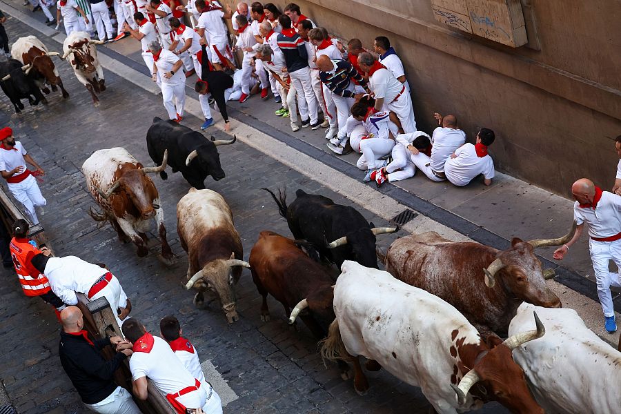 San Fermín 2025: la manada de los Victoriano del Río enfila agrupada la cuesta de Santo Domingo