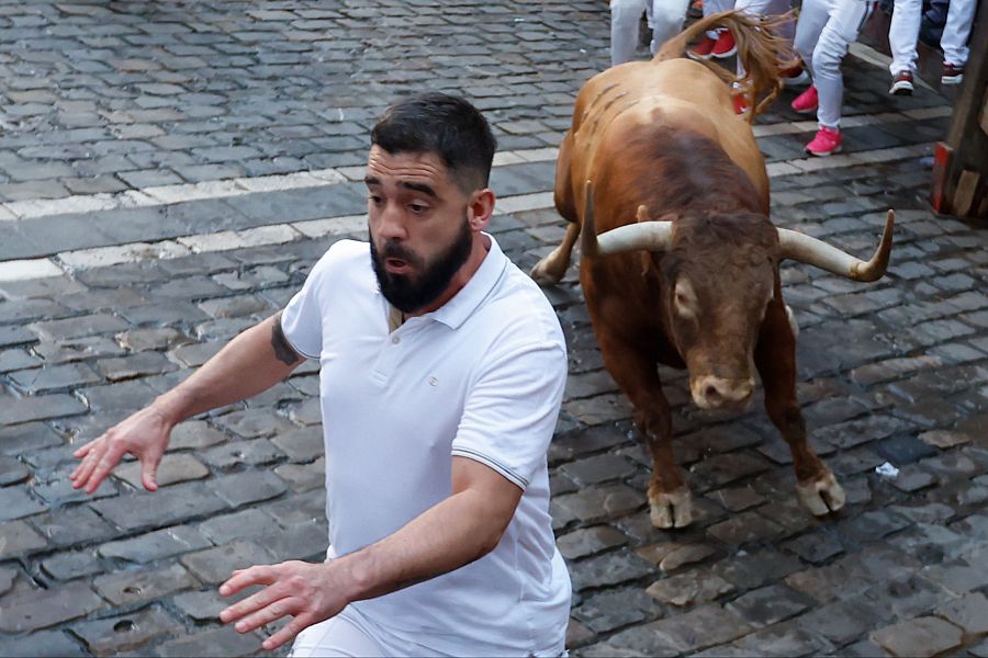 San Fermín 2025: un mozo es perseguido por uno de los toros de la ganadería Victoriano del Río