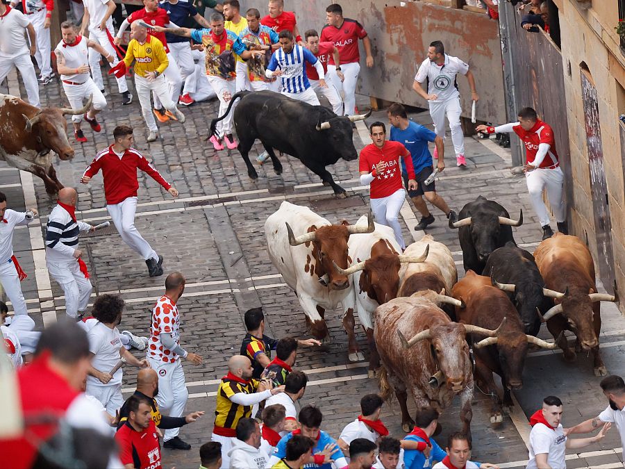 San Fermín 2025: los toros de Victoriano del Río han entrado en la calle Mercaderes sin caerse en la curva