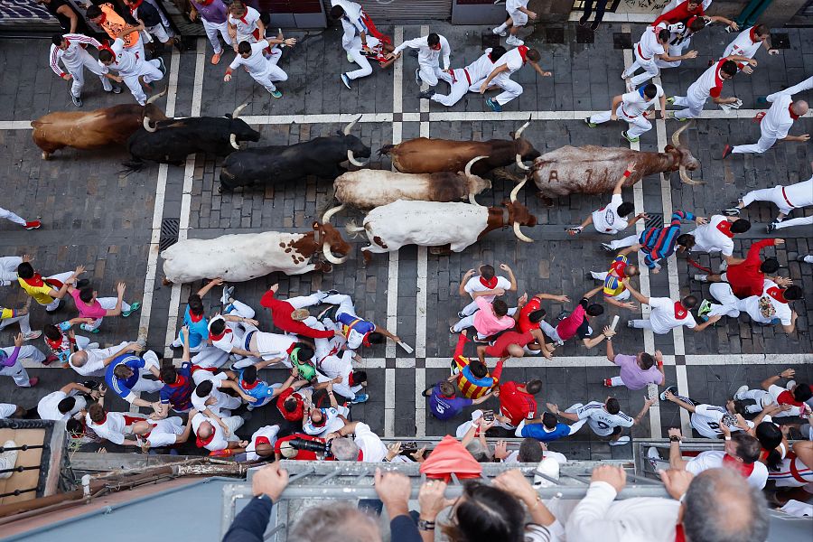 San Fermín 2025: los mozos corren ante unos hermanados toros de Victoriano del Río