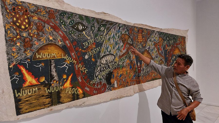 Santiago Yahuarcani explica la obra Santo Remedio de Shanti (2025) en la muestra 'Somos raíces' (Circulo de Bellas Artes, Madrid)