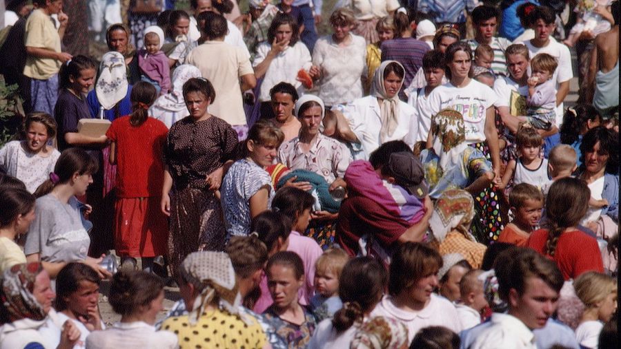 Refugiadas bosnios huyendo de Srebrenica