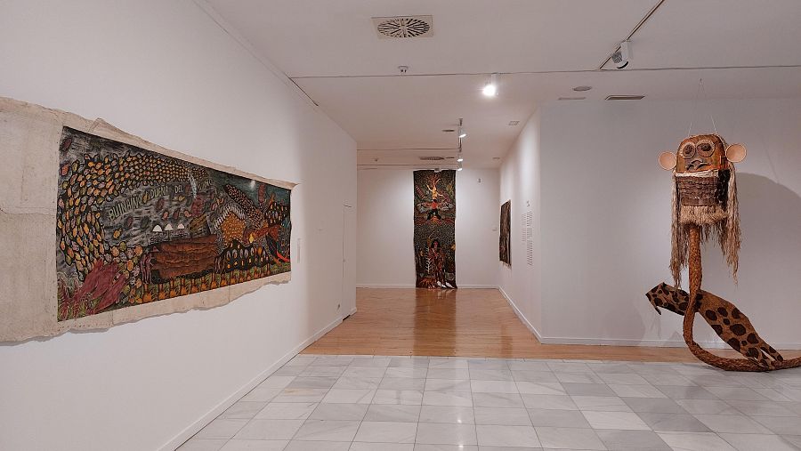 Las obras Buinaiño, dueña del mijano (Santiago Yahuarcani , 2025) y Dueño del mijano (Nereyda López, 2024) en la exposición ‘Somos raíces’ (Círculo Bellas Artes, Madrid)