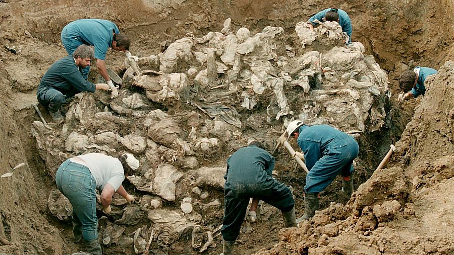 Forenses del Tribunal Internacional de Crímenes de Guerra de La Haya trabajan en una fosa común