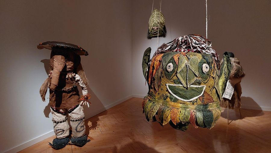 Máscaras y esculturas de espíritus del monte, obra de Nereyda López