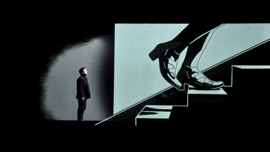 Hombre en penumbra observa ilustración de piernas con tacones subiendo escaleras.  Contraste luz-oscuridad; posible contemplación de ascenso.