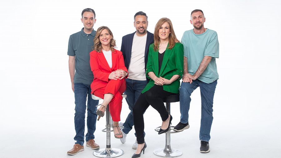 Seis presentadores, tres hombres y tres mujeres, posan para una foto promocional en un fondo blanco, sentados en taburetes. Vestuario informal y elegante.