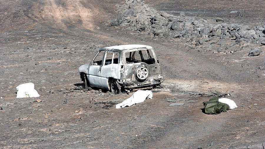 Varios de los 11 cadáveres de un retén forestal, junto al vehículo en el que viajaban