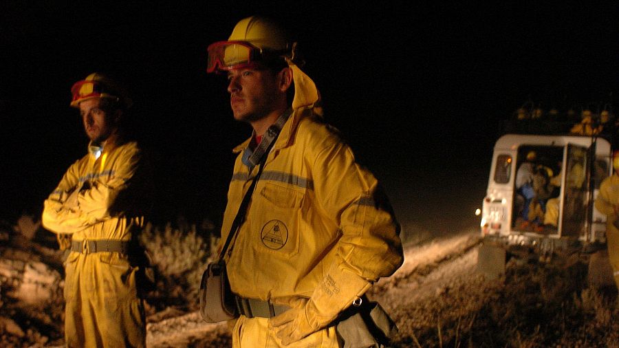 Miembros de los retenes que trabajaban en la extinción del incendio
