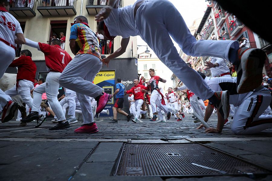 San Fermín 2025: los toros de Jandilla entran en la curva de Estafeta embalados y sin resbalar