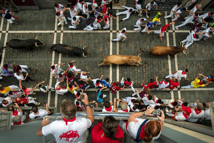 San Fermín 2025: un momento de la carrera de los Jandilla en la calle Estafeta