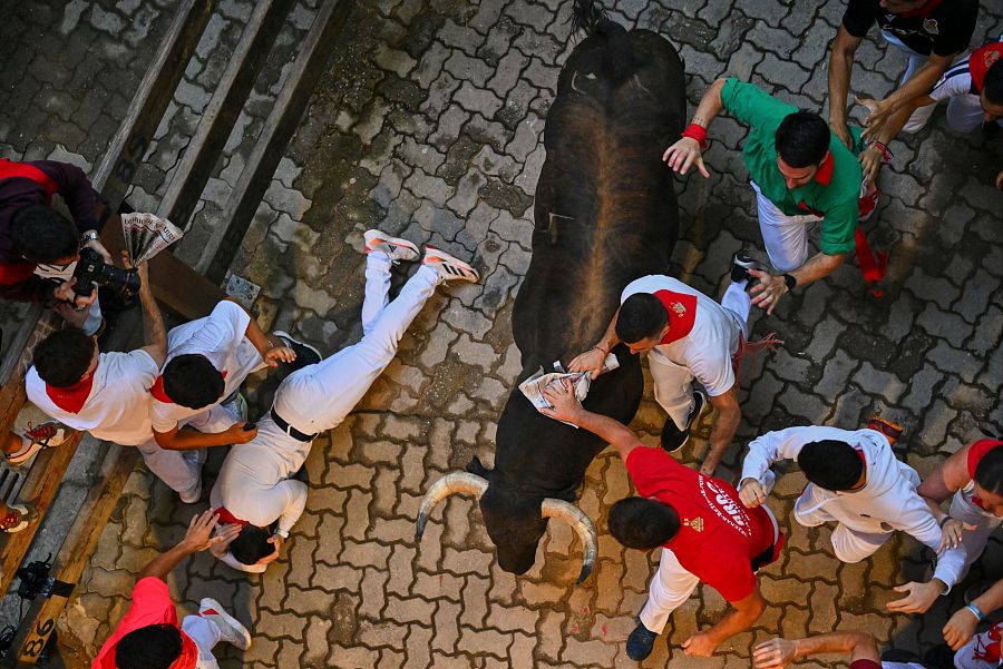 San Fermín 2025: los mozos más expertos han logrado algunos huecos junto a los toros de Jandilla